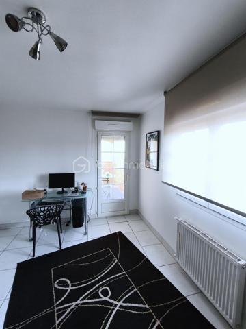 Vends maison de HAUT-STANDING de 245 m2 très proche du centre ville, de toutes les commodités ainsi que des transports.

Le Domaine : Un écrin de verdure rare aux portes de la ville.
Située dans un environnement privilégié au calme absolu et sans aucun vis-à-vis, découvrez cette demeure de haut standing construite en 2000 par un maître maçon. Alliant une qualité de bâti traditionnelle irréprochable et un confort résolument contemporain, cette propriété de 245 m² habitables a été entièrement rafraîchie il y a trois ans.

L’Espace de Vie : Volume, Lumière et Noblesse des Matériaux
Dès l’entrée, le ton est donné par un majestueux escalier en marbre. Le cœur de la maison se dévoile sur une pièce de vie spectaculaire de 130 m² baignée de lumière, comprenant un salon-séjour avec poêle à bois et une cuisine ouverte équipée. Le plan de travail en granit souligne la fonctionnalité et l'élégance de cet espace conçu pour la convivialité.
Le bien dispose de 9 pièces parfaitement agencées :
5 chambres spacieuses.
Un bureau indépendant pour le télétravail.
Une salle de sport dédiée.
Une buanderie/arrière-cuisine séparée.
2 salles de bains et 2 WC (dont un WC japonais de haut standing).

L’Extérieur : Une Oasis de Détente
Terrain de 1000 m² cloturé et arboré.
Espace Piscine :
Bassin au sel (7mx3,5 m) avec rideau de sécurité, entouré d'une terrasse couverte de 45 m² avec un barbecue bâti.
Terrasse d'accueil : Une seconde terrasse de 20 m² offre une vue apaisante sur le parc à l'entrée.

Technologie et Performance Énergétique
Cette maison anticipe vos besoins de demain :
Énergie : Panneaux solaires, chauffage au gaz au sol et climatisation réversible intégrale.
Double garage de 60 m² avec portes automatiques + vaste abri-voiture et borne de recharge rapide pour véhicules électriques.
Sécurité : Alarme, vidéosurveillance intérieure/extérieure, portail électrique et interphone.
Connectivité : Fibre optique installée.

Les points clés :
Surface : 245 m² (9 pièces)
Terrain : 1000 m2
Annexes : Garage 60 m² + Carport
État : Excellent (Rafraîchi en 2023)
Assainissement : Tout-à-l'égout

RARE et à visiter sans tarder !

PRIX H.A.I. : 699000 €

Contactez-moi : 
PIERLOT Corentin.
Agent commercial immatriculé au RSAC d'Albi sous le numéro 521641936.
BSK Immobilier.

INFORMATIONS ET VISITES : 0621220824.
Mail : cpierlot@bskimmobilier.com