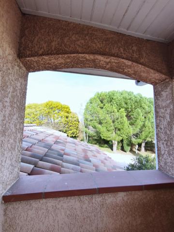 Vends maison de HAUT-STANDING de 245 m2 très proche du centre ville, de toutes les commodités ainsi que des transports.

Le Domaine : Un écrin de verdure rare aux portes de la ville.
Située dans un environnement privilégié au calme absolu et sans aucun vis-à-vis, découvrez cette demeure de haut standing construite en 2000 par un maître maçon. Alliant une qualité de bâti traditionnelle irréprochable et un confort résolument contemporain, cette propriété de 245 m² habitables a été entièrement rafraîchie il y a trois ans.

L’Espace de Vie : Volume, Lumière et Noblesse des Matériaux
Dès l’entrée, le ton est donné par un majestueux escalier en marbre. Le cœur de la maison se dévoile sur une pièce de vie spectaculaire de 130 m² baignée de lumière, comprenant un salon-séjour avec poêle à bois et une cuisine ouverte équipée. Le plan de travail en granit souligne la fonctionnalité et l'élégance de cet espace conçu pour la convivialité.
Le bien dispose de 9 pièces parfaitement agencées :
5 chambres spacieuses.
Un bureau indépendant pour le télétravail.
Une salle de sport dédiée.
Une buanderie/arrière-cuisine séparée.
2 salles de bains et 2 WC (dont un WC japonais de haut standing).

L’Extérieur : Une Oasis de Détente
Terrain de 1000 m² cloturé et arboré.
Espace Piscine :
Bassin au sel (7mx3,5 m) avec rideau de sécurité, entouré d'une terrasse couverte de 45 m² avec un barbecue bâti.
Terrasse d'accueil : Une seconde terrasse de 20 m² offre une vue apaisante sur le parc à l'entrée.

Technologie et Performance Énergétique
Cette maison anticipe vos besoins de demain :
Énergie : Panneaux solaires, chauffage au gaz au sol et climatisation réversible intégrale.
Double garage de 60 m² avec portes automatiques + vaste abri-voiture et borne de recharge rapide pour véhicules électriques.
Sécurité : Alarme, vidéosurveillance intérieure/extérieure, portail électrique et interphone.
Connectivité : Fibre optique installée.

Les points clés :
Surface : 245 m² (9 pièces)
Terrain : 1000 m2
Annexes : Garage 60 m² + Carport
État : Excellent (Rafraîchi en 2023)
Assainissement : Tout-à-l'égout

RARE et à visiter sans tarder !

PRIX H.A.I. : 699000 €

Contactez-moi : 
PIERLOT Corentin.
Agent commercial immatriculé au RSAC d'Albi sous le numéro 521641936.
BSK Immobilier.

INFORMATIONS ET VISITES : 0621220824.
Mail : cpierlot@bskimmobilier.com