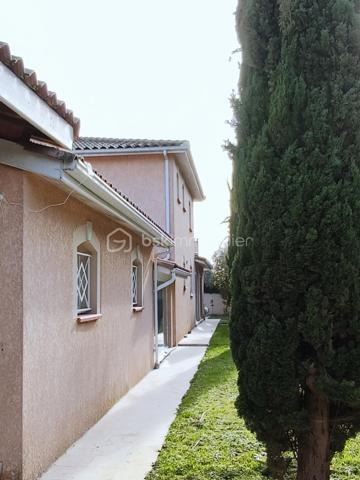 Vends maison de HAUT-STANDING de 245 m2 très proche du centre ville, de toutes les commodités ainsi que des transports.

Le Domaine : Un écrin de verdure rare aux portes de la ville.
Située dans un environnement privilégié au calme absolu et sans aucun vis-à-vis, découvrez cette demeure de haut standing construite en 2000 par un maître maçon. Alliant une qualité de bâti traditionnelle irréprochable et un confort résolument contemporain, cette propriété de 245 m² habitables a été entièrement rafraîchie il y a trois ans.

L’Espace de Vie : Volume, Lumière et Noblesse des Matériaux
Dès l’entrée, le ton est donné par un majestueux escalier en marbre. Le cœur de la maison se dévoile sur une pièce de vie spectaculaire de 130 m² baignée de lumière, comprenant un salon-séjour avec poêle à bois et une cuisine ouverte équipée. Le plan de travail en granit souligne la fonctionnalité et l'élégance de cet espace conçu pour la convivialité.
Le bien dispose de 9 pièces parfaitement agencées :
5 chambres spacieuses.
Un bureau indépendant pour le télétravail.
Une salle de sport dédiée.
Une buanderie/arrière-cuisine séparée.
2 salles de bains et 2 WC (dont un WC japonais de haut standing).

L’Extérieur : Une Oasis de Détente
Terrain de 1000 m² cloturé et arboré.
Espace Piscine :
Bassin au sel (7mx3,5 m) avec rideau de sécurité, entouré d'une terrasse couverte de 45 m² avec un barbecue bâti.
Terrasse d'accueil : Une seconde terrasse de 20 m² offre une vue apaisante sur le parc à l'entrée.

Technologie et Performance Énergétique
Cette maison anticipe vos besoins de demain :
Énergie : Panneaux solaires, chauffage au gaz au sol et climatisation réversible intégrale.
Double garage de 60 m² avec portes automatiques + vaste abri-voiture et borne de recharge rapide pour véhicules électriques.
Sécurité : Alarme, vidéosurveillance intérieure/extérieure, portail électrique et interphone.
Connectivité : Fibre optique installée.

Les points clés :
Surface : 245 m² (9 pièces)
Terrain : 1000 m2
Annexes : Garage 60 m² + Carport
État : Excellent (Rafraîchi en 2023)
Assainissement : Tout-à-l'égout

RARE et à visiter sans tarder !

PRIX H.A.I. : 699000 €

Contactez-moi : 
PIERLOT Corentin.
Agent commercial immatriculé au RSAC d'Albi sous le numéro 521641936.
BSK Immobilier.

INFORMATIONS ET VISITES : 0621220824.
Mail : cpierlot@bskimmobilier.com