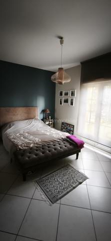 Vends maison de HAUT-STANDING de 245 m2 très proche du centre ville, de toutes les commodités ainsi que des transports.

Le Domaine : Un écrin de verdure rare aux portes de la ville.
Située dans un environnement privilégié au calme absolu et sans aucun vis-à-vis, découvrez cette demeure de haut standing construite en 2000 par un maître maçon. Alliant une qualité de bâti traditionnelle irréprochable et un confort résolument contemporain, cette propriété de 245 m² habitables a été entièrement rafraîchie il y a trois ans.

L’Espace de Vie : Volume, Lumière et Noblesse des Matériaux
Dès l’entrée, le ton est donné par un majestueux escalier en marbre. Le cœur de la maison se dévoile sur une pièce de vie spectaculaire de 130 m² baignée de lumière, comprenant un salon-séjour avec poêle à bois et une cuisine ouverte équipée. Le plan de travail en granit souligne la fonctionnalité et l'élégance de cet espace conçu pour la convivialité.
Le bien dispose de 9 pièces parfaitement agencées :
5 chambres spacieuses.
Un bureau indépendant pour le télétravail.
Une salle de sport dédiée.
Une buanderie/arrière-cuisine séparée.
2 salles de bains et 2 WC (dont un WC japonais de haut standing).

L’Extérieur : Une Oasis de Détente
Terrain de 1000 m² cloturé et arboré.
Espace Piscine :
Bassin au sel (7mx3,5 m) avec rideau de sécurité, entouré d'une terrasse couverte de 45 m² avec un barbecue bâti.
Terrasse d'accueil : Une seconde terrasse de 20 m² offre une vue apaisante sur le parc à l'entrée.

Technologie et Performance Énergétique
Cette maison anticipe vos besoins de demain :
Énergie : Panneaux solaires, chauffage au gaz au sol et climatisation réversible intégrale.
Double garage de 60 m² avec portes automatiques + vaste abri-voiture et borne de recharge rapide pour véhicules électriques.
Sécurité : Alarme, vidéosurveillance intérieure/extérieure, portail électrique et interphone.
Connectivité : Fibre optique installée.

Les points clés :
Surface : 245 m² (9 pièces)
Terrain : 1000 m2
Annexes : Garage 60 m² + Carport
État : Excellent (Rafraîchi en 2023)
Assainissement : Tout-à-l'égout

RARE et à visiter sans tarder !

PRIX H.A.I. : 699000 €

Contactez-moi : 
PIERLOT Corentin.
Agent commercial immatriculé au RSAC d'Albi sous le numéro 521641936.
BSK Immobilier.

INFORMATIONS ET VISITES : 0621220824.
Mail : cpierlot@bskimmobilier.com