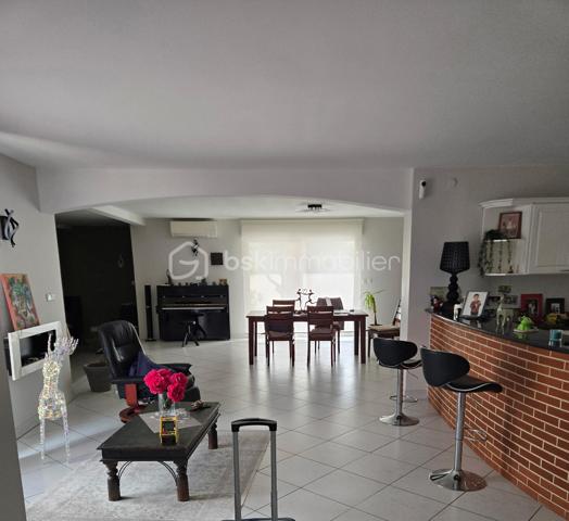 Vends maison de HAUT-STANDING de 245 m2 très proche du centre ville, de toutes les commodités ainsi que des transports.

Le Domaine : Un écrin de verdure rare aux portes de la ville.
Située dans un environnement privilégié au calme absolu et sans aucun vis-à-vis, découvrez cette demeure de haut standing construite en 2000 par un maître maçon. Alliant une qualité de bâti traditionnelle irréprochable et un confort résolument contemporain, cette propriété de 245 m² habitables a été entièrement rafraîchie il y a trois ans.

L’Espace de Vie : Volume, Lumière et Noblesse des Matériaux
Dès l’entrée, le ton est donné par un majestueux escalier en marbre. Le cœur de la maison se dévoile sur une pièce de vie spectaculaire de 130 m² baignée de lumière, comprenant un salon-séjour avec poêle à bois et une cuisine ouverte équipée. Le plan de travail en granit souligne la fonctionnalité et l'élégance de cet espace conçu pour la convivialité.
Le bien dispose de 9 pièces parfaitement agencées :
5 chambres spacieuses.
Un bureau indépendant pour le télétravail.
Une salle de sport dédiée.
Une buanderie/arrière-cuisine séparée.
2 salles de bains et 2 WC (dont un WC japonais de haut standing).

L’Extérieur : Une Oasis de Détente
Terrain de 1000 m² cloturé et arboré.
Espace Piscine :
Bassin au sel (7mx3,5 m) avec rideau de sécurité, entouré d'une terrasse couverte de 45 m² avec un barbecue bâti.
Terrasse d'accueil : Une seconde terrasse de 20 m² offre une vue apaisante sur le parc à l'entrée.

Technologie et Performance Énergétique
Cette maison anticipe vos besoins de demain :
Énergie : Panneaux solaires, chauffage au gaz au sol et climatisation réversible intégrale.
Double garage de 60 m² avec portes automatiques + vaste abri-voiture et borne de recharge rapide pour véhicules électriques.
Sécurité : Alarme, vidéosurveillance intérieure/extérieure, portail électrique et interphone.
Connectivité : Fibre optique installée.

Les points clés :
Surface : 245 m² (9 pièces)
Terrain : 1000 m2
Annexes : Garage 60 m² + Carport
État : Excellent (Rafraîchi en 2023)
Assainissement : Tout-à-l'égout

RARE et à visiter sans tarder !

PRIX H.A.I. : 699000 €

Contactez-moi : 
PIERLOT Corentin.
Agent commercial immatriculé au RSAC d'Albi sous le numéro 521641936.
BSK Immobilier.

INFORMATIONS ET VISITES : 0621220824.
Mail : cpierlot@bskimmobilier.com