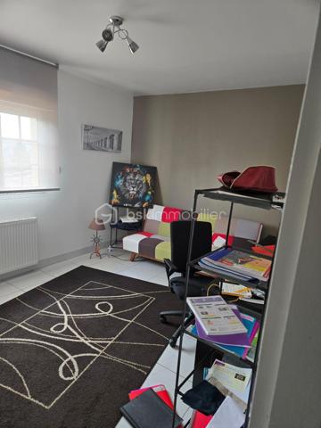 Vends maison de HAUT-STANDING de 245 m2 très proche du centre ville, de toutes les commodités ainsi que des transports.

Le Domaine : Un écrin de verdure rare aux portes de la ville.
Située dans un environnement privilégié au calme absolu et sans aucun vis-à-vis, découvrez cette demeure de haut standing construite en 2000 par un maître maçon. Alliant une qualité de bâti traditionnelle irréprochable et un confort résolument contemporain, cette propriété de 245 m² habitables a été entièrement rafraîchie il y a trois ans.

L’Espace de Vie : Volume, Lumière et Noblesse des Matériaux
Dès l’entrée, le ton est donné par un majestueux escalier en marbre. Le cœur de la maison se dévoile sur une pièce de vie spectaculaire de 130 m² baignée de lumière, comprenant un salon-séjour avec poêle à bois et une cuisine ouverte équipée. Le plan de travail en granit souligne la fonctionnalité et l'élégance de cet espace conçu pour la convivialité.
Le bien dispose de 9 pièces parfaitement agencées :
5 chambres spacieuses.
Un bureau indépendant pour le télétravail.
Une salle de sport dédiée.
Une buanderie/arrière-cuisine séparée.
2 salles de bains et 2 WC (dont un WC japonais de haut standing).

L’Extérieur : Une Oasis de Détente
Terrain de 1000 m² cloturé et arboré.
Espace Piscine :
Bassin au sel (7mx3,5 m) avec rideau de sécurité, entouré d'une terrasse couverte de 45 m² avec un barbecue bâti.
Terrasse d'accueil : Une seconde terrasse de 20 m² offre une vue apaisante sur le parc à l'entrée.

Technologie et Performance Énergétique
Cette maison anticipe vos besoins de demain :
Énergie : Panneaux solaires, chauffage au gaz au sol et climatisation réversible intégrale.
Double garage de 60 m² avec portes automatiques + vaste abri-voiture et borne de recharge rapide pour véhicules électriques.
Sécurité : Alarme, vidéosurveillance intérieure/extérieure, portail électrique et interphone.
Connectivité : Fibre optique installée.

Les points clés :
Surface : 245 m² (9 pièces)
Terrain : 1000 m2
Annexes : Garage 60 m² + Carport
État : Excellent (Rafraîchi en 2023)
Assainissement : Tout-à-l'égout

RARE et à visiter sans tarder !

PRIX H.A.I. : 699000 €

Contactez-moi : 
PIERLOT Corentin.
Agent commercial immatriculé au RSAC d'Albi sous le numéro 521641936.
BSK Immobilier.

INFORMATIONS ET VISITES : 0621220824.
Mail : cpierlot@bskimmobilier.com