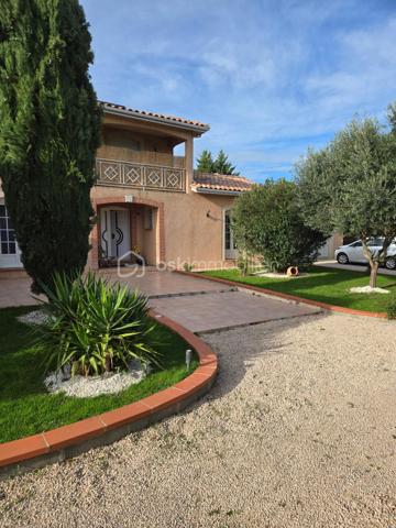 Vends maison de HAUT-STANDING de 245 m2 très proche du centre ville, de toutes les commodités ainsi que des transports.

Le Domaine : Un écrin de verdure rare aux portes de la ville.
Située dans un environnement privilégié au calme absolu et sans aucun vis-à-vis, découvrez cette demeure de haut standing construite en 2000 par un maître maçon. Alliant une qualité de bâti traditionnelle irréprochable et un confort résolument contemporain, cette propriété de 245 m² habitables a été entièrement rafraîchie il y a trois ans.

L’Espace de Vie : Volume, Lumière et Noblesse des Matériaux
Dès l’entrée, le ton est donné par un majestueux escalier en marbre. Le cœur de la maison se dévoile sur une pièce de vie spectaculaire de 130 m² baignée de lumière, comprenant un salon-séjour avec poêle à bois et une cuisine ouverte équipée. Le plan de travail en granit souligne la fonctionnalité et l'élégance de cet espace conçu pour la convivialité.
Le bien dispose de 9 pièces parfaitement agencées :
5 chambres spacieuses.
Un bureau indépendant pour le télétravail.
Une salle de sport dédiée.
Une buanderie/arrière-cuisine séparée.
2 salles de bains et 2 WC (dont un WC japonais de haut standing).

L’Extérieur : Une Oasis de Détente
Terrain de 1000 m² cloturé et arboré.
Espace Piscine :
Bassin au sel (7mx3,5 m) avec rideau de sécurité, entouré d'une terrasse couverte de 45 m² avec un barbecue bâti.
Terrasse d'accueil : Une seconde terrasse de 20 m² offre une vue apaisante sur le parc à l'entrée.

Technologie et Performance Énergétique
Cette maison anticipe vos besoins de demain :
Énergie : Panneaux solaires, chauffage au gaz au sol et climatisation réversible intégrale.
Double garage de 60 m² avec portes automatiques + vaste abri-voiture et borne de recharge rapide pour véhicules électriques.
Sécurité : Alarme, vidéosurveillance intérieure/extérieure, portail électrique et interphone.
Connectivité : Fibre optique installée.

Les points clés :
Surface : 245 m² (9 pièces)
Terrain : 1000 m2
Annexes : Garage 60 m² + Carport
État : Excellent (Rafraîchi en 2023)
Assainissement : Tout-à-l'égout

RARE et à visiter sans tarder !

PRIX H.A.I. : 699000 €

Contactez-moi : 
PIERLOT Corentin.
Agent commercial immatriculé au RSAC d'Albi sous le numéro 521641936.
BSK Immobilier.

INFORMATIONS ET VISITES : 0621220824.
Mail : cpierlot@bskimmobilier.com