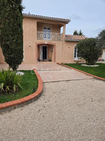 Vends maison de HAUT-STANDING de 245 m2 très proche du centre ville, de toutes les commodités ainsi que des transports.

Le Domaine : Un écrin de verdure rare aux portes de la ville.
Située dans un environnement privilégié au calme absolu et sans aucun vis-à-vis, découvrez cette demeure de haut standing construite en 2000 par un maître maçon. Alliant une qualité de bâti traditionnelle irréprochable et un confort résolument contemporain, cette propriété de 245 m² habitables a été entièrement rafraîchie il y a trois ans.

L’Espace de Vie : Volume, Lumière et Noblesse des Matériaux
Dès l’entrée, le ton est donné par un majestueux escalier en marbre. Le cœur de la maison se dévoile sur une pièce de vie spectaculaire de 130 m² baignée de lumière, comprenant un salon-séjour avec poêle à bois et une cuisine ouverte équipée. Le plan de travail en granit souligne la fonctionnalité et l'élégance de cet espace conçu pour la convivialité.
Le bien dispose de 9 pièces parfaitement agencées :
5 chambres spacieuses.
Un bureau indépendant pour le télétravail.
Une salle de sport dédiée.
Une buanderie/arrière-cuisine séparée.
2 salles de bains et 2 WC (dont un WC japonais de haut standing).

L’Extérieur : Une Oasis de Détente
Terrain de 1000 m² cloturé et arboré.
Espace Piscine :
Bassin au sel (7mx3,5 m) avec rideau de sécurité, entouré d'une terrasse couverte de 45 m² avec un barbecue bâti.
Terrasse d'accueil : Une seconde terrasse de 20 m² offre une vue apaisante sur le parc à l'entrée.

Technologie et Performance Énergétique
Cette maison anticipe vos besoins de demain :
Énergie : Panneaux solaires, chauffage au gaz au sol et climatisation réversible intégrale.
Double garage de 60 m² avec portes automatiques + vaste abri-voiture et borne de recharge rapide pour véhicules électriques.
Sécurité : Alarme, vidéosurveillance intérieure/extérieure, portail électrique et interphone.
Connectivité : Fibre optique installée.

Les points clés :
Surface : 245 m² (9 pièces)
Terrain : 1000 m2
Annexes : Garage 60 m² + Carport
État : Excellent (Rafraîchi en 2023)
Assainissement : Tout-à-l'égout

RARE et à visiter sans tarder !

PRIX H.A.I. : 699000 €

Contactez-moi : 
PIERLOT Corentin.
Agent commercial immatriculé au RSAC d'Albi sous le numéro 521641936.
BSK Immobilier.

INFORMATIONS ET VISITES : 0621220824.
Mail : cpierlot@bskimmobilier.com