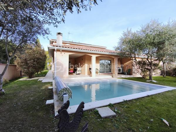 Vends maison de HAUT-STANDING de 245 m2 très proche du centre ville, de toutes les commodités ainsi que des transports.

Le Domaine : Un écrin de verdure rare aux portes de la ville.
Située dans un environnement privilégié au calme absolu et sans aucun vis-à-vis, découvrez cette demeure de haut standing construite en 2000 par un maître maçon. Alliant une qualité de bâti traditionnelle irréprochable et un confort résolument contemporain, cette propriété de 245 m² habitables a été entièrement rafraîchie il y a trois ans.

L’Espace de Vie : Volume, Lumière et Noblesse des Matériaux
Dès l’entrée, le ton est donné par un majestueux escalier en marbre. Le cœur de la maison se dévoile sur une pièce de vie spectaculaire de 130 m² baignée de lumière, comprenant un salon-séjour avec poêle à bois et une cuisine ouverte équipée. Le plan de travail en granit souligne la fonctionnalité et l'élégance de cet espace conçu pour la convivialité.
Le bien dispose de 9 pièces parfaitement agencées :
5 chambres spacieuses.
Un bureau indépendant pour le télétravail.
Une salle de sport dédiée.
Une buanderie/arrière-cuisine séparée.
2 salles de bains et 2 WC (dont un WC japonais de haut standing).

L’Extérieur : Une Oasis de Détente
Terrain de 1000 m² cloturé et arboré.
Espace Piscine :
Bassin au sel (7mx3,5 m) avec rideau de sécurité, entouré d'une terrasse couverte de 45 m² avec un barbecue bâti.
Terrasse d'accueil : Une seconde terrasse de 20 m² offre une vue apaisante sur le parc à l'entrée.

Technologie et Performance Énergétique
Cette maison anticipe vos besoins de demain :
Énergie : Panneaux solaires, chauffage au gaz au sol et climatisation réversible intégrale.
Double garage de 60 m² avec portes automatiques + vaste abri-voiture et borne de recharge rapide pour véhicules électriques.
Sécurité : Alarme, vidéosurveillance intérieure/extérieure, portail électrique et interphone.
Connectivité : Fibre optique installée.

Les points clés :
Surface : 245 m² (9 pièces)
Terrain : 1000 m2
Annexes : Garage 60 m² + Carport
État : Excellent (Rafraîchi en 2023)
Assainissement : Tout-à-l'égout

RARE et à visiter sans tarder !

PRIX H.A.I. : 699000 €

Contactez-moi : 
PIERLOT Corentin.
Agent commercial immatriculé au RSAC d'Albi sous le numéro 521641936.
BSK Immobilier.

INFORMATIONS ET VISITES : 0621220824.
Mail : cpierlot@bskimmobilier.com