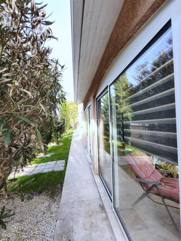 Vends maison de HAUT-STANDING de 245 m2 très proche du centre ville, de toutes les commodités ainsi que des transports.

Le Domaine : Un écrin de verdure rare aux portes de la ville.
Située dans un environnement privilégié au calme absolu et sans aucun vis-à-vis, découvrez cette demeure de haut standing construite en 2000 par un maître maçon. Alliant une qualité de bâti traditionnelle irréprochable et un confort résolument contemporain, cette propriété de 245 m² habitables a été entièrement rafraîchie il y a trois ans.

L’Espace de Vie : Volume, Lumière et Noblesse des Matériaux
Dès l’entrée, le ton est donné par un majestueux escalier en marbre. Le cœur de la maison se dévoile sur une pièce de vie spectaculaire de 130 m² baignée de lumière, comprenant un salon-séjour avec poêle à bois et une cuisine ouverte équipée. Le plan de travail en granit souligne la fonctionnalité et l'élégance de cet espace conçu pour la convivialité.
Le bien dispose de 9 pièces parfaitement agencées :
5 chambres spacieuses.
Un bureau indépendant pour le télétravail.
Une salle de sport dédiée.
Une buanderie/arrière-cuisine séparée.
2 salles de bains et 2 WC (dont un WC japonais de haut standing).

L’Extérieur : Une Oasis de Détente
Terrain de 1000 m² cloturé et arboré.
Espace Piscine :
Bassin au sel (7mx3,5 m) avec rideau de sécurité, entouré d'une terrasse couverte de 45 m² avec un barbecue bâti.
Terrasse d'accueil : Une seconde terrasse de 20 m² offre une vue apaisante sur le parc à l'entrée.

Technologie et Performance Énergétique
Cette maison anticipe vos besoins de demain :
Énergie : Panneaux solaires, chauffage au gaz au sol et climatisation réversible intégrale.
Double garage de 60 m² avec portes automatiques + vaste abri-voiture et borne de recharge rapide pour véhicules électriques.
Sécurité : Alarme, vidéosurveillance intérieure/extérieure, portail électrique et interphone.
Connectivité : Fibre optique installée.

Les points clés :
Surface : 245 m² (9 pièces)
Terrain : 1000 m2
Annexes : Garage 60 m² + Carport
État : Excellent (Rafraîchi en 2023)
Assainissement : Tout-à-l'égout

RARE et à visiter sans tarder !

PRIX H.A.I. : 699000 €

Contactez-moi : 
PIERLOT Corentin.
Agent commercial immatriculé au RSAC d'Albi sous le numéro 521641936.
BSK Immobilier.

INFORMATIONS ET VISITES : 0621220824.
Mail : cpierlot@bskimmobilier.com