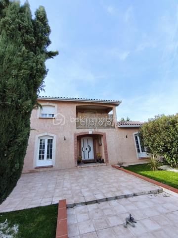 Vends maison de HAUT-STANDING de 245 m2 très proche du centre ville, de toutes les commodités ainsi que des transports.

Le Domaine : Un écrin de verdure rare aux portes de la ville.
Située dans un environnement privilégié au calme absolu et sans aucun vis-à-vis, découvrez cette demeure de haut standing construite en 2000 par un maître maçon. Alliant une qualité de bâti traditionnelle irréprochable et un confort résolument contemporain, cette propriété de 245 m² habitables a été entièrement rafraîchie il y a trois ans.

L’Espace de Vie : Volume, Lumière et Noblesse des Matériaux
Dès l’entrée, le ton est donné par un majestueux escalier en marbre. Le cœur de la maison se dévoile sur une pièce de vie spectaculaire de 130 m² baignée de lumière, comprenant un salon-séjour avec poêle à bois et une cuisine ouverte équipée. Le plan de travail en granit souligne la fonctionnalité et l'élégance de cet espace conçu pour la convivialité.
Le bien dispose de 9 pièces parfaitement agencées :
5 chambres spacieuses.
Un bureau indépendant pour le télétravail.
Une salle de sport dédiée.
Une buanderie/arrière-cuisine séparée.
2 salles de bains et 2 WC (dont un WC japonais de haut standing).

L’Extérieur : Une Oasis de Détente
Terrain de 1000 m² cloturé et arboré.
Espace Piscine :
Bassin au sel (7mx3,5 m) avec rideau de sécurité, entouré d'une terrasse couverte de 45 m² avec un barbecue bâti.
Terrasse d'accueil : Une seconde terrasse de 20 m² offre une vue apaisante sur le parc à l'entrée.

Technologie et Performance Énergétique
Cette maison anticipe vos besoins de demain :
Énergie : Panneaux solaires, chauffage au gaz au sol et climatisation réversible intégrale.
Double garage de 60 m² avec portes automatiques + vaste abri-voiture et borne de recharge rapide pour véhicules électriques.
Sécurité : Alarme, vidéosurveillance intérieure/extérieure, portail électrique et interphone.
Connectivité : Fibre optique installée.

Les points clés :
Surface : 245 m² (9 pièces)
Terrain : 1000 m2
Annexes : Garage 60 m² + Carport
État : Excellent (Rafraîchi en 2023)
Assainissement : Tout-à-l'égout

RARE et à visiter sans tarder !

PRIX H.A.I. : 699000 €

Contactez-moi : 
PIERLOT Corentin.
Agent commercial immatriculé au RSAC d'Albi sous le numéro 521641936.
BSK Immobilier.

INFORMATIONS ET VISITES : 0621220824.
Mail : cpierlot@bskimmobilier.com