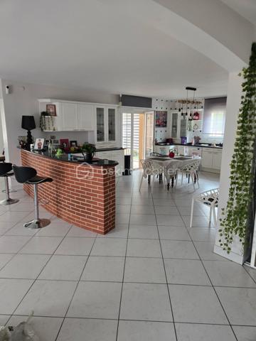 Vends maison de HAUT-STANDING de 245 m2 très proche du centre ville, de toutes les commodités ainsi que des transports.

Le Domaine : Un écrin de verdure rare aux portes de la ville.
Située dans un environnement privilégié au calme absolu et sans aucun vis-à-vis, découvrez cette demeure de haut standing construite en 2000 par un maître maçon. Alliant une qualité de bâti traditionnelle irréprochable et un confort résolument contemporain, cette propriété de 245 m² habitables a été entièrement rafraîchie il y a trois ans.

L’Espace de Vie : Volume, Lumière et Noblesse des Matériaux
Dès l’entrée, le ton est donné par un majestueux escalier en marbre. Le cœur de la maison se dévoile sur une pièce de vie spectaculaire de 130 m² baignée de lumière, comprenant un salon-séjour avec poêle à bois et une cuisine ouverte équipée. Le plan de travail en granit souligne la fonctionnalité et l'élégance de cet espace conçu pour la convivialité.
Le bien dispose de 9 pièces parfaitement agencées :
5 chambres spacieuses.
Un bureau indépendant pour le télétravail.
Une salle de sport dédiée.
Une buanderie/arrière-cuisine séparée.
2 salles de bains et 2 WC (dont un WC japonais de haut standing).

L’Extérieur : Une Oasis de Détente
Terrain de 1000 m² cloturé et arboré.
Espace Piscine :
Bassin au sel (7mx3,5 m) avec rideau de sécurité, entouré d'une terrasse couverte de 45 m² avec un barbecue bâti.
Terrasse d'accueil : Une seconde terrasse de 20 m² offre une vue apaisante sur le parc à l'entrée.

Technologie et Performance Énergétique
Cette maison anticipe vos besoins de demain :
Énergie : Panneaux solaires, chauffage au gaz au sol et climatisation réversible intégrale.
Double garage de 60 m² avec portes automatiques + vaste abri-voiture et borne de recharge rapide pour véhicules électriques.
Sécurité : Alarme, vidéosurveillance intérieure/extérieure, portail électrique et interphone.
Connectivité : Fibre optique installée.

Les points clés :
Surface : 245 m² (9 pièces)
Terrain : 1000 m2
Annexes : Garage 60 m² + Carport
État : Excellent (Rafraîchi en 2023)
Assainissement : Tout-à-l'égout

RARE et à visiter sans tarder !

PRIX H.A.I. : 699000 €

Contactez-moi : 
PIERLOT Corentin.
Agent commercial immatriculé au RSAC d'Albi sous le numéro 521641936.
BSK Immobilier.

INFORMATIONS ET VISITES : 0621220824.
Mail : cpierlot@bskimmobilier.com
