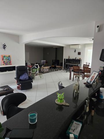 Vends maison de HAUT-STANDING de 245 m2 très proche du centre ville, de toutes les commodités ainsi que des transports.

Le Domaine : Un écrin de verdure rare aux portes de la ville.
Située dans un environnement privilégié au calme absolu et sans aucun vis-à-vis, découvrez cette demeure de haut standing construite en 2000 par un maître maçon. Alliant une qualité de bâti traditionnelle irréprochable et un confort résolument contemporain, cette propriété de 245 m² habitables a été entièrement rafraîchie il y a trois ans.

L’Espace de Vie : Volume, Lumière et Noblesse des Matériaux
Dès l’entrée, le ton est donné par un majestueux escalier en marbre. Le cœur de la maison se dévoile sur une pièce de vie spectaculaire de 130 m² baignée de lumière, comprenant un salon-séjour avec poêle à bois et une cuisine ouverte équipée. Le plan de travail en granit souligne la fonctionnalité et l'élégance de cet espace conçu pour la convivialité.
Le bien dispose de 9 pièces parfaitement agencées :
5 chambres spacieuses.
Un bureau indépendant pour le télétravail.
Une salle de sport dédiée.
Une buanderie/arrière-cuisine séparée.
2 salles de bains et 2 WC (dont un WC japonais de haut standing).

L’Extérieur : Une Oasis de Détente
Terrain de 1000 m² cloturé et arboré.
Espace Piscine :
Bassin au sel (7mx3,5 m) avec rideau de sécurité, entouré d'une terrasse couverte de 45 m² avec un barbecue bâti.
Terrasse d'accueil : Une seconde terrasse de 20 m² offre une vue apaisante sur le parc à l'entrée.

Technologie et Performance Énergétique
Cette maison anticipe vos besoins de demain :
Énergie : Panneaux solaires, chauffage au gaz au sol et climatisation réversible intégrale.
Double garage de 60 m² avec portes automatiques + vaste abri-voiture et borne de recharge rapide pour véhicules électriques.
Sécurité : Alarme, vidéosurveillance intérieure/extérieure, portail électrique et interphone.
Connectivité : Fibre optique installée.

Les points clés :
Surface : 245 m² (9 pièces)
Terrain : 1000 m2
Annexes : Garage 60 m² + Carport
État : Excellent (Rafraîchi en 2023)
Assainissement : Tout-à-l'égout

RARE et à visiter sans tarder !

PRIX H.A.I. : 699000 €

Contactez-moi : 
PIERLOT Corentin.
Agent commercial immatriculé au RSAC d'Albi sous le numéro 521641936.
BSK Immobilier.

INFORMATIONS ET VISITES : 0621220824.
Mail : cpierlot@bskimmobilier.com