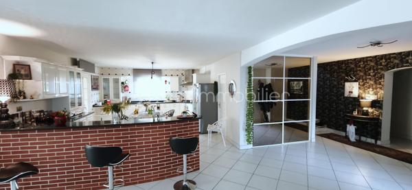 Vends maison de HAUT-STANDING de 245 m2 très proche du centre ville, de toutes les commodités ainsi que des transports.

Le Domaine : Un écrin de verdure rare aux portes de la ville.
Située dans un environnement privilégié au calme absolu et sans aucun vis-à-vis, découvrez cette demeure de haut standing construite en 2000 par un maître maçon. Alliant une qualité de bâti traditionnelle irréprochable et un confort résolument contemporain, cette propriété de 245 m² habitables a été entièrement rafraîchie il y a trois ans.

L’Espace de Vie : Volume, Lumière et Noblesse des Matériaux
Dès l’entrée, le ton est donné par un majestueux escalier en marbre. Le cœur de la maison se dévoile sur une pièce de vie spectaculaire de 130 m² baignée de lumière, comprenant un salon-séjour avec poêle à bois et une cuisine ouverte équipée. Le plan de travail en granit souligne la fonctionnalité et l'élégance de cet espace conçu pour la convivialité.
Le bien dispose de 9 pièces parfaitement agencées :
5 chambres spacieuses.
Un bureau indépendant pour le télétravail.
Une salle de sport dédiée.
Une buanderie/arrière-cuisine séparée.
2 salles de bains et 2 WC (dont un WC japonais de haut standing).

L’Extérieur : Une Oasis de Détente
Terrain de 1000 m² cloturé et arboré.
Espace Piscine :
Bassin au sel (7mx3,5 m) avec rideau de sécurité, entouré d'une terrasse couverte de 45 m² avec un barbecue bâti.
Terrasse d'accueil : Une seconde terrasse de 20 m² offre une vue apaisante sur le parc à l'entrée.

Technologie et Performance Énergétique
Cette maison anticipe vos besoins de demain :
Énergie : Panneaux solaires, chauffage au gaz au sol et climatisation réversible intégrale.
Double garage de 60 m² avec portes automatiques + vaste abri-voiture et borne de recharge rapide pour véhicules électriques.
Sécurité : Alarme, vidéosurveillance intérieure/extérieure, portail électrique et interphone.
Connectivité : Fibre optique installée.

Les points clés :
Surface : 245 m² (9 pièces)
Terrain : 1000 m2
Annexes : Garage 60 m² + Carport
État : Excellent (Rafraîchi en 2023)
Assainissement : Tout-à-l'égout

RARE et à visiter sans tarder !

PRIX H.A.I. : 699000 €

Contactez-moi : 
PIERLOT Corentin.
Agent commercial immatriculé au RSAC d'Albi sous le numéro 521641936.
BSK Immobilier.

INFORMATIONS ET VISITES : 0621220824.
Mail : cpierlot@bskimmobilier.com