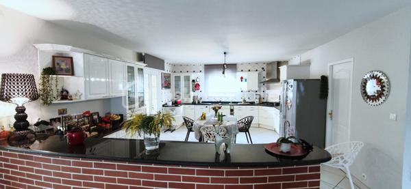 Vends maison de HAUT-STANDING de 245 m2 très proche du centre ville, de toutes les commodités ainsi que des transports.

Le Domaine : Un écrin de verdure rare aux portes de la ville.
Située dans un environnement privilégié au calme absolu et sans aucun vis-à-vis, découvrez cette demeure de haut standing construite en 2000 par un maître maçon. Alliant une qualité de bâti traditionnelle irréprochable et un confort résolument contemporain, cette propriété de 245 m² habitables a été entièrement rafraîchie il y a trois ans.

L’Espace de Vie : Volume, Lumière et Noblesse des Matériaux
Dès l’entrée, le ton est donné par un majestueux escalier en marbre. Le cœur de la maison se dévoile sur une pièce de vie spectaculaire de 130 m² baignée de lumière, comprenant un salon-séjour avec poêle à bois et une cuisine ouverte équipée. Le plan de travail en granit souligne la fonctionnalité et l'élégance de cet espace conçu pour la convivialité.
Le bien dispose de 9 pièces parfaitement agencées :
5 chambres spacieuses.
Un bureau indépendant pour le télétravail.
Une salle de sport dédiée.
Une buanderie/arrière-cuisine séparée.
2 salles de bains et 2 WC (dont un WC japonais de haut standing).

L’Extérieur : Une Oasis de Détente
Terrain de 1000 m² cloturé et arboré.
Espace Piscine :
Bassin au sel (7mx3,5 m) avec rideau de sécurité, entouré d'une terrasse couverte de 45 m² avec un barbecue bâti.
Terrasse d'accueil : Une seconde terrasse de 20 m² offre une vue apaisante sur le parc à l'entrée.

Technologie et Performance Énergétique
Cette maison anticipe vos besoins de demain :
Énergie : Panneaux solaires, chauffage au gaz au sol et climatisation réversible intégrale.
Double garage de 60 m² avec portes automatiques + vaste abri-voiture et borne de recharge rapide pour véhicules électriques.
Sécurité : Alarme, vidéosurveillance intérieure/extérieure, portail électrique et interphone.
Connectivité : Fibre optique installée.

Les points clés :
Surface : 245 m² (9 pièces)
Terrain : 1000 m2
Annexes : Garage 60 m² + Carport
État : Excellent (Rafraîchi en 2023)
Assainissement : Tout-à-l'égout

RARE et à visiter sans tarder !

PRIX H.A.I. : 699000 €

Contactez-moi : 
PIERLOT Corentin.
Agent commercial immatriculé au RSAC d'Albi sous le numéro 521641936.
BSK Immobilier.

INFORMATIONS ET VISITES : 0621220824.
Mail : cpierlot@bskimmobilier.com