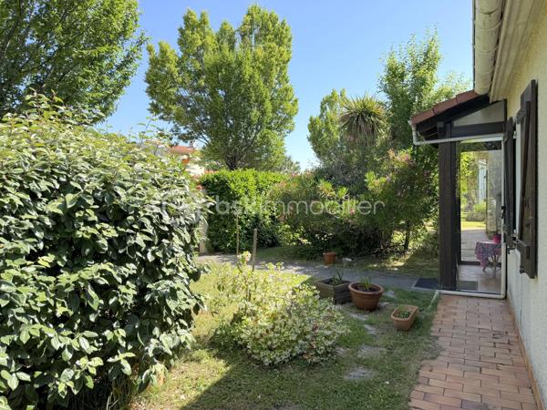 Tournefeuille / Quartier prisé, proche centre ville - Venez découvrir en exclusivité cette maison de 87m2, plus garage de 32m2, sur une parcelle arborée de 573m2 !

Idéalement située, cette maison au fort potentiel (rafraîchissements/travaux à prévoir) vous permettra de vivre en toute intimité, avec accès rapide à toutes commodités : transports, commerces et écoles.

Détail des prestations : une entrée, une pièce à vivre de 33m2, une cuisine, un coin nuit avec trois chambres (dont une petite : chambre d'enfant/bureau), une salle d'eau avec douche à l'italienne, un wc séparé et un garage avec mezzanine (et coin buanderie). Une terrasse d'environ 21m2 exposée Sud, un abri de jardin et une petite véranda (entrée) complètent les prestations de qualité de ce bien.

Les plus : localisation, calme, maison de plain-pied, menuiseries PVC, travaux salle d'eau réalisés en 2022, terrain piscinable, puits, fibre. A découvrir sans tarder !