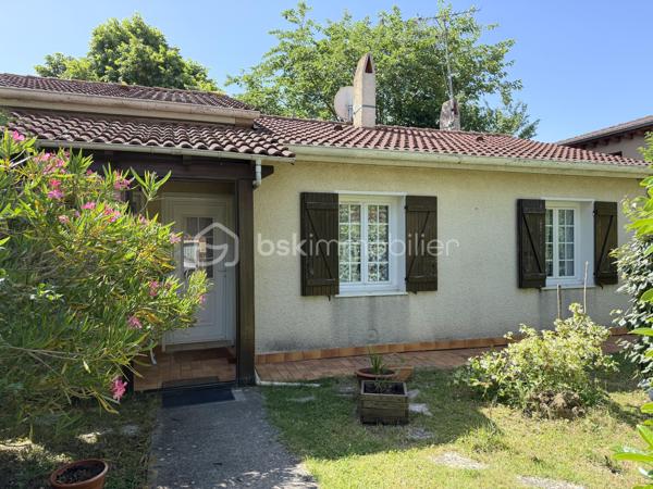 Tournefeuille / Quartier prisé, proche centre ville - Venez découvrir en exclusivité cette maison de 87m2, plus garage de 32m2, sur une parcelle arborée de 573m2 !

Idéalement située, cette maison au fort potentiel (rafraîchissements/travaux à prévoir) vous permettra de vivre en toute intimité, avec accès rapide à toutes commodités : transports, commerces et écoles.

Détail des prestations : une entrée, une pièce à vivre de 33m2, une cuisine, un coin nuit avec trois chambres (dont une petite : chambre d'enfant/bureau), une salle d'eau avec douche à l'italienne, un wc séparé et un garage avec mezzanine (et coin buanderie). Une terrasse d'environ 21m2 exposée Sud, un abri de jardin et une petite véranda (entrée) complètent les prestations de qualité de ce bien.

Les plus : localisation, calme, maison de plain-pied, menuiseries PVC, travaux salle d'eau réalisés en 2022, terrain piscinable, puits, fibre. A découvrir sans tarder !