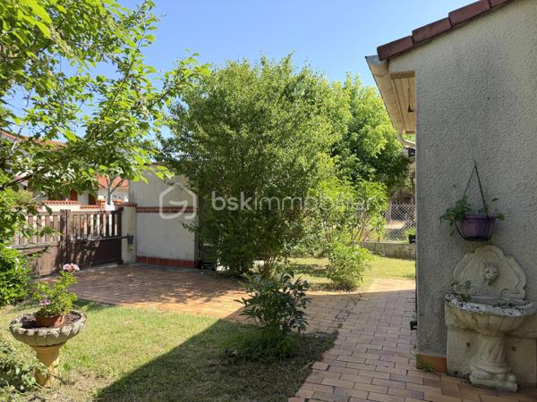 Tournefeuille / Quartier prisé, proche centre ville - Venez découvrir en exclusivité cette maison de 87m2, plus garage de 32m2, sur une parcelle arborée de 573m2 !

Idéalement située, cette maison au fort potentiel (rafraîchissements/travaux à prévoir) vous permettra de vivre en toute intimité, avec accès rapide à toutes commodités : transports, commerces et écoles.

Détail des prestations : une entrée, une pièce à vivre de 33m2, une cuisine, un coin nuit avec trois chambres (dont une petite : chambre d'enfant/bureau), une salle d'eau avec douche à l'italienne, un wc séparé et un garage avec mezzanine (et coin buanderie). Une terrasse d'environ 21m2 exposée Sud, un abri de jardin et une petite véranda (entrée) complètent les prestations de qualité de ce bien.

Les plus : localisation, calme, maison de plain-pied, menuiseries PVC, travaux salle d'eau réalisés en 2022, terrain piscinable, puits, fibre. A découvrir sans tarder !