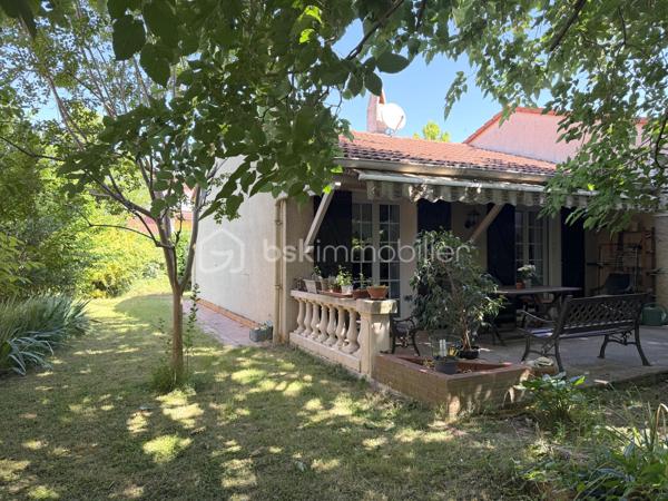 Tournefeuille / Quartier prisé, proche centre ville - Venez découvrir en exclusivité cette maison de 87m2, plus garage de 32m2, sur une parcelle arborée de 573m2 !

Idéalement située, cette maison au fort potentiel (rafraîchissements/travaux à prévoir) vous permettra de vivre en toute intimité, avec accès rapide à toutes commodités : transports, commerces et écoles.

Détail des prestations : une entrée, une pièce à vivre de 33m2, une cuisine, un coin nuit avec trois chambres (dont une petite : chambre d'enfant/bureau), une salle d'eau avec douche à l'italienne, un wc séparé et un garage avec mezzanine (et coin buanderie). Une terrasse d'environ 21m2 exposée Sud, un abri de jardin et une petite véranda (entrée) complètent les prestations de qualité de ce bien.

Les plus : localisation, calme, maison de plain-pied, menuiseries PVC, travaux salle d'eau réalisés en 2022, terrain piscinable, puits, fibre. A découvrir sans tarder !