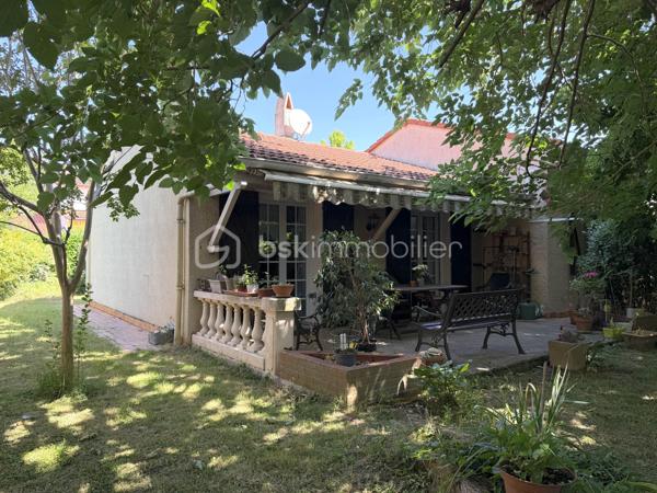 Tournefeuille / Quartier prisé, proche centre ville - Venez découvrir en exclusivité cette maison de 87m2, plus garage de 32m2, sur une parcelle arborée de 573m2 !

Idéalement située, cette maison au fort potentiel (rafraîchissements/travaux à prévoir) vous permettra de vivre en toute intimité, avec accès rapide à toutes commodités : transports, commerces et écoles.

Détail des prestations : une entrée, une pièce à vivre de 33m2, une cuisine, un coin nuit avec trois chambres (dont une petite : chambre d'enfant/bureau), une salle d'eau avec douche à l'italienne, un wc séparé et un garage avec mezzanine (et coin buanderie). Une terrasse d'environ 21m2 exposée Sud, un abri de jardin et une petite véranda (entrée) complètent les prestations de qualité de ce bien.

Les plus : localisation, calme, maison de plain-pied, menuiseries PVC, travaux salle d'eau réalisés en 2022, terrain piscinable, puits, fibre. A découvrir sans tarder !