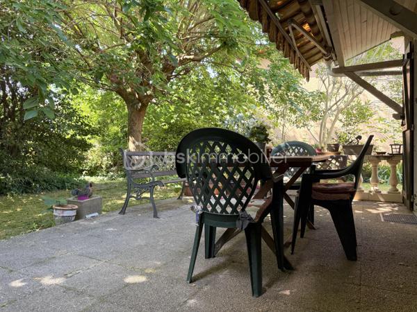 Tournefeuille / Quartier prisé, proche centre ville - Venez découvrir en exclusivité cette maison de 87m2, plus garage de 32m2, sur une parcelle arborée de 573m2 !

Idéalement située, cette maison au fort potentiel (rafraîchissements/travaux à prévoir) vous permettra de vivre en toute intimité, avec accès rapide à toutes commodités : transports, commerces et écoles.

Détail des prestations : une entrée, une pièce à vivre de 33m2, une cuisine, un coin nuit avec trois chambres (dont une petite : chambre d'enfant/bureau), une salle d'eau avec douche à l'italienne, un wc séparé et un garage avec mezzanine (et coin buanderie). Une terrasse d'environ 21m2 exposée Sud, un abri de jardin et une petite véranda (entrée) complètent les prestations de qualité de ce bien.

Les plus : localisation, calme, maison de plain-pied, menuiseries PVC, travaux salle d'eau réalisés en 2022, terrain piscinable, puits, fibre. A découvrir sans tarder !