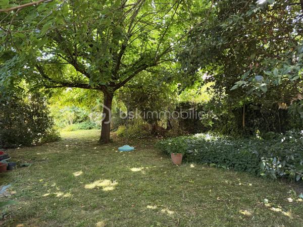 Tournefeuille / Quartier prisé, proche centre ville - Venez découvrir en exclusivité cette maison de 87m2, plus garage de 32m2, sur une parcelle arborée de 573m2 !

Idéalement située, cette maison au fort potentiel (rafraîchissements/travaux à prévoir) vous permettra de vivre en toute intimité, avec accès rapide à toutes commodités : transports, commerces et écoles.

Détail des prestations : une entrée, une pièce à vivre de 33m2, une cuisine, un coin nuit avec trois chambres (dont une petite : chambre d'enfant/bureau), une salle d'eau avec douche à l'italienne, un wc séparé et un garage avec mezzanine (et coin buanderie). Une terrasse d'environ 21m2 exposée Sud, un abri de jardin et une petite véranda (entrée) complètent les prestations de qualité de ce bien.

Les plus : localisation, calme, maison de plain-pied, menuiseries PVC, travaux salle d'eau réalisés en 2022, terrain piscinable, puits, fibre. A découvrir sans tarder !