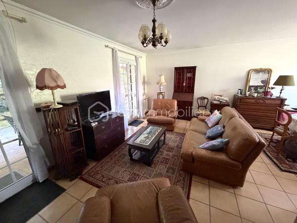 Tournefeuille / Quartier prisé, proche centre ville - Venez découvrir en exclusivité cette maison de 87m2, plus garage de 32m2, sur une parcelle arborée de 573m2 !

Idéalement située, cette maison au fort potentiel (rafraîchissements/travaux à prévoir) vous permettra de vivre en toute intimité, avec accès rapide à toutes commodités : transports, commerces et écoles.

Détail des prestations : une entrée, une pièce à vivre de 33m2, une cuisine, un coin nuit avec trois chambres (dont une petite : chambre d'enfant/bureau), une salle d'eau avec douche à l'italienne, un wc séparé et un garage avec mezzanine (et coin buanderie). Une terrasse d'environ 21m2 exposée Sud, un abri de jardin et une petite véranda (entrée) complètent les prestations de qualité de ce bien.

Les plus : localisation, calme, maison de plain-pied, menuiseries PVC, travaux salle d'eau réalisés en 2022, terrain piscinable, puits, fibre. A découvrir sans tarder !