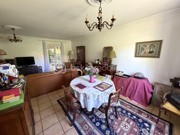 Tournefeuille / Quartier prisé, proche centre ville - Venez découvrir en exclusivité cette maison de 87m2, plus garage de 32m2, sur une parcelle arborée de 573m2 !

Idéalement située, cette maison au fort potentiel (rafraîchissements/travaux à prévoir) vous permettra de vivre en toute intimité, avec accès rapide à toutes commodités : transports, commerces et écoles.

Détail des prestations : une entrée, une pièce à vivre de 33m2, une cuisine, un coin nuit avec trois chambres (dont une petite : chambre d'enfant/bureau), une salle d'eau avec douche à l'italienne, un wc séparé et un garage avec mezzanine (et coin buanderie). Une terrasse d'environ 21m2 exposée Sud, un abri de jardin et une petite véranda (entrée) complètent les prestations de qualité de ce bien.

Les plus : localisation, calme, maison de plain-pied, menuiseries PVC, travaux salle d'eau réalisés en 2022, terrain piscinable, puits, fibre. A découvrir sans tarder !