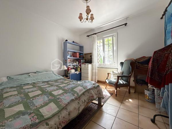 Tournefeuille / Quartier prisé, proche centre ville - Venez découvrir en exclusivité cette maison de 87m2, plus garage de 32m2, sur une parcelle arborée de 573m2 !

Idéalement située, cette maison au fort potentiel (rafraîchissements/travaux à prévoir) vous permettra de vivre en toute intimité, avec accès rapide à toutes commodités : transports, commerces et écoles.

Détail des prestations : une entrée, une pièce à vivre de 33m2, une cuisine, un coin nuit avec trois chambres (dont une petite : chambre d'enfant/bureau), une salle d'eau avec douche à l'italienne, un wc séparé et un garage avec mezzanine (et coin buanderie). Une terrasse d'environ 21m2 exposée Sud, un abri de jardin et une petite véranda (entrée) complètent les prestations de qualité de ce bien.

Les plus : localisation, calme, maison de plain-pied, menuiseries PVC, travaux salle d'eau réalisés en 2022, terrain piscinable, puits, fibre. A découvrir sans tarder !