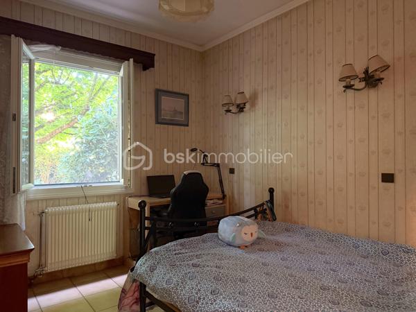 Tournefeuille / Quartier prisé, proche centre ville - Venez découvrir en exclusivité cette maison de 87m2, plus garage de 32m2, sur une parcelle arborée de 573m2 !

Idéalement située, cette maison au fort potentiel (rafraîchissements/travaux à prévoir) vous permettra de vivre en toute intimité, avec accès rapide à toutes commodités : transports, commerces et écoles.

Détail des prestations : une entrée, une pièce à vivre de 33m2, une cuisine, un coin nuit avec trois chambres (dont une petite : chambre d'enfant/bureau), une salle d'eau avec douche à l'italienne, un wc séparé et un garage avec mezzanine (et coin buanderie). Une terrasse d'environ 21m2 exposée Sud, un abri de jardin et une petite véranda (entrée) complètent les prestations de qualité de ce bien.

Les plus : localisation, calme, maison de plain-pied, menuiseries PVC, travaux salle d'eau réalisés en 2022, terrain piscinable, puits, fibre. A découvrir sans tarder !