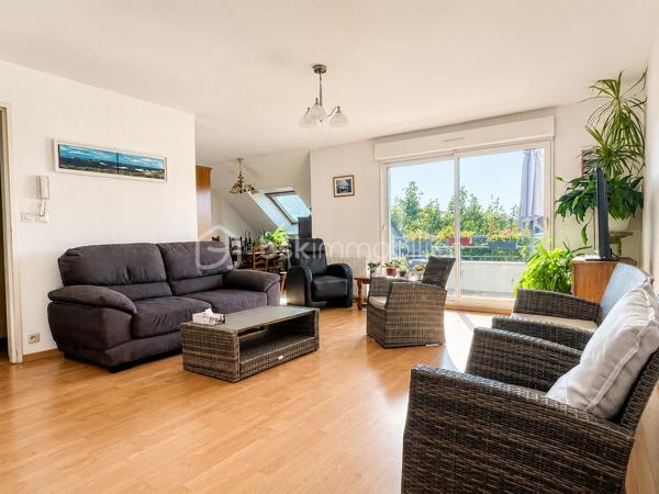 NOUVEAUTE BSK IMMOBILIER- HYPER CENTRE PLUNERET, à pied des commerces, des écoles et du charmant Port de Saint Goustan.

Venez découvrir ce superbe appartement T3 lumineux et soigneusement entretenu de 78m² carrez (90 m² au sol environ), situé au deuxième et dernier étage d’une résidence sécurisée avec ascenseur. 

Très lumineux et fonctionnel, vous apprécierez son agencement et sa possibilité d’évolution, modulable pour implanter facilement une troisième chambre et avoir un appartement T4.

L’entrée dessert un spacieux séjour avec sa cuisine ouverte aménagée, prolongé par un balcon exposé Sud Est et un espace nuit confortable avec une chambre avec une salle d’eau attenante, une seconde chambre avec placard, une deuxième salle d’eau et un wc séparé.

1 place de parking extérieure privative.

Vous serez conquis par cet appartement très soigné dans lequel vous n’aurez qu’à poser vos valises.


Cet appartement est idéal pour une résidence principale, secondaire ou pour un investissement locatif. A VISITER SANS TARDER !
Pour visiter et vous accompagner dans votre projet contactez-moi !

Je réalise pour vous, gratuitement et sous 48h votre avis de valeur dans le cadre d’une succession ou de votre projet de vente ! Au plaisir de vous aider et vous accompagner personnellement dans votre projet immobilier !