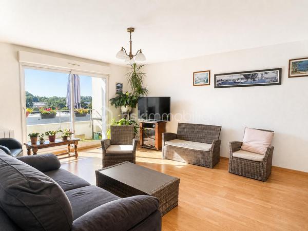 NOUVEAUTE BSK IMMOBILIER- HYPER CENTRE PLUNERET, à pied des commerces, des écoles et du charmant Port de Saint Goustan.

Venez découvrir ce superbe appartement T3 lumineux et soigneusement entretenu de 78m² carrez (90 m² au sol environ), situé au deuxième et dernier étage d’une résidence sécurisée avec ascenseur. 

Très lumineux et fonctionnel, vous apprécierez son agencement et sa possibilité d’évolution, modulable pour implanter facilement une troisième chambre et avoir un appartement T4.

L’entrée dessert un spacieux séjour avec sa cuisine ouverte aménagée, prolongé par un balcon exposé Sud Est et un espace nuit confortable avec une chambre avec une salle d’eau attenante, une seconde chambre avec placard, une deuxième salle d’eau et un wc séparé.

1 place de parking extérieure privative.

Vous serez conquis par cet appartement très soigné dans lequel vous n’aurez qu’à poser vos valises.


Cet appartement est idéal pour une résidence principale, secondaire ou pour un investissement locatif. A VISITER SANS TARDER !
Pour visiter et vous accompagner dans votre projet contactez-moi !

Je réalise pour vous, gratuitement et sous 48h votre avis de valeur dans le cadre d’une succession ou de votre projet de vente ! Au plaisir de vous aider et vous accompagner personnellement dans votre projet immobilier !