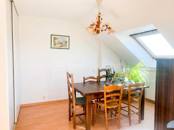 NOUVEAUTE BSK IMMOBILIER- HYPER CENTRE PLUNERET, à pied des commerces, des écoles et du charmant Port de Saint Goustan.

Venez découvrir ce superbe appartement T3 lumineux et soigneusement entretenu de 78m² carrez (90 m² au sol environ), situé au deuxième et dernier étage d’une résidence sécurisée avec ascenseur. 

Très lumineux et fonctionnel, vous apprécierez son agencement et sa possibilité d’évolution, modulable pour implanter facilement une troisième chambre et avoir un appartement T4.

L’entrée dessert un spacieux séjour avec sa cuisine ouverte aménagée, prolongé par un balcon exposé Sud Est et un espace nuit confortable avec une chambre avec une salle d’eau attenante, une seconde chambre avec placard, une deuxième salle d’eau et un wc séparé.

1 place de parking extérieure privative.

Vous serez conquis par cet appartement très soigné dans lequel vous n’aurez qu’à poser vos valises.


Cet appartement est idéal pour une résidence principale, secondaire ou pour un investissement locatif. A VISITER SANS TARDER !
Pour visiter et vous accompagner dans votre projet contactez-moi !

Je réalise pour vous, gratuitement et sous 48h votre avis de valeur dans le cadre d’une succession ou de votre projet de vente ! Au plaisir de vous aider et vous accompagner personnellement dans votre projet immobilier !