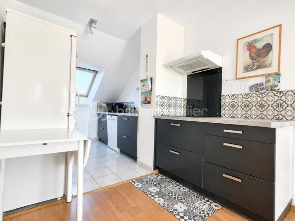 NOUVEAUTE BSK IMMOBILIER- HYPER CENTRE PLUNERET, à pied des commerces, des écoles et du charmant Port de Saint Goustan.

Venez découvrir ce superbe appartement T3 lumineux et soigneusement entretenu de 78m² carrez (90 m² au sol environ), situé au deuxième et dernier étage d’une résidence sécurisée avec ascenseur. 

Très lumineux et fonctionnel, vous apprécierez son agencement et sa possibilité d’évolution, modulable pour implanter facilement une troisième chambre et avoir un appartement T4.

L’entrée dessert un spacieux séjour avec sa cuisine ouverte aménagée, prolongé par un balcon exposé Sud Est et un espace nuit confortable avec une chambre avec une salle d’eau attenante, une seconde chambre avec placard, une deuxième salle d’eau et un wc séparé.

1 place de parking extérieure privative.

Vous serez conquis par cet appartement très soigné dans lequel vous n’aurez qu’à poser vos valises.


Cet appartement est idéal pour une résidence principale, secondaire ou pour un investissement locatif. A VISITER SANS TARDER !
Pour visiter et vous accompagner dans votre projet contactez-moi !

Je réalise pour vous, gratuitement et sous 48h votre avis de valeur dans le cadre d’une succession ou de votre projet de vente ! Au plaisir de vous aider et vous accompagner personnellement dans votre projet immobilier !
