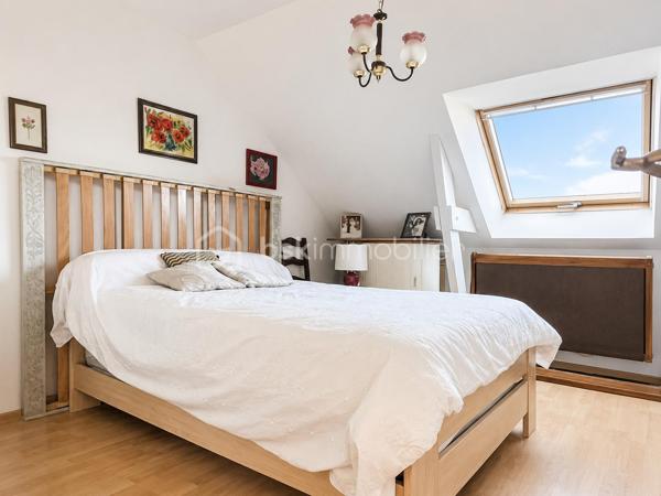 NOUVEAUTE BSK IMMOBILIER- HYPER CENTRE PLUNERET, à pied des commerces, des écoles et du charmant Port de Saint Goustan.

Venez découvrir ce superbe appartement T3 lumineux et soigneusement entretenu de 78m² carrez (90 m² au sol environ), situé au deuxième et dernier étage d’une résidence sécurisée avec ascenseur. 

Très lumineux et fonctionnel, vous apprécierez son agencement et sa possibilité d’évolution, modulable pour implanter facilement une troisième chambre et avoir un appartement T4.

L’entrée dessert un spacieux séjour avec sa cuisine ouverte aménagée, prolongé par un balcon exposé Sud Est et un espace nuit confortable avec une chambre avec une salle d’eau attenante, une seconde chambre avec placard, une deuxième salle d’eau et un wc séparé.

1 place de parking extérieure privative.

Vous serez conquis par cet appartement très soigné dans lequel vous n’aurez qu’à poser vos valises.


Cet appartement est idéal pour une résidence principale, secondaire ou pour un investissement locatif. A VISITER SANS TARDER !
Pour visiter et vous accompagner dans votre projet contactez-moi !

Je réalise pour vous, gratuitement et sous 48h votre avis de valeur dans le cadre d’une succession ou de votre projet de vente ! Au plaisir de vous aider et vous accompagner personnellement dans votre projet immobilier !