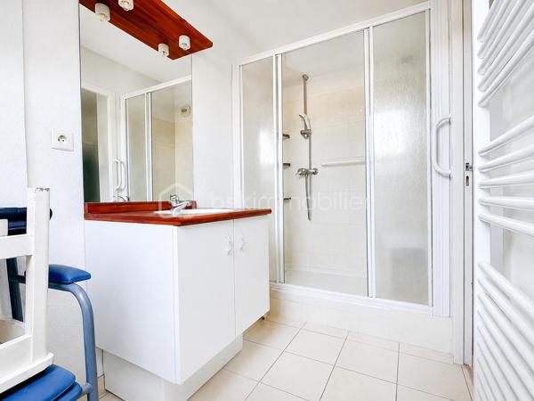 NOUVEAUTE BSK IMMOBILIER- HYPER CENTRE PLUNERET, à pied des commerces, des écoles et du charmant Port de Saint Goustan.

Venez découvrir ce superbe appartement T3 lumineux et soigneusement entretenu de 78m² carrez (90 m² au sol environ), situé au deuxième et dernier étage d’une résidence sécurisée avec ascenseur. 

Très lumineux et fonctionnel, vous apprécierez son agencement et sa possibilité d’évolution, modulable pour implanter facilement une troisième chambre et avoir un appartement T4.

L’entrée dessert un spacieux séjour avec sa cuisine ouverte aménagée, prolongé par un balcon exposé Sud Est et un espace nuit confortable avec une chambre avec une salle d’eau attenante, une seconde chambre avec placard, une deuxième salle d’eau et un wc séparé.

1 place de parking extérieure privative.

Vous serez conquis par cet appartement très soigné dans lequel vous n’aurez qu’à poser vos valises.


Cet appartement est idéal pour une résidence principale, secondaire ou pour un investissement locatif. A VISITER SANS TARDER !
Pour visiter et vous accompagner dans votre projet contactez-moi !

Je réalise pour vous, gratuitement et sous 48h votre avis de valeur dans le cadre d’une succession ou de votre projet de vente ! Au plaisir de vous aider et vous accompagner personnellement dans votre projet immobilier !