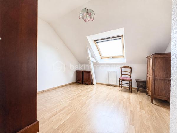 NOUVEAUTE BSK IMMOBILIER- HYPER CENTRE PLUNERET, à pied des commerces, des écoles et du charmant Port de Saint Goustan.

Venez découvrir ce superbe appartement T3 lumineux et soigneusement entretenu de 78m² carrez (90 m² au sol environ), situé au deuxième et dernier étage d’une résidence sécurisée avec ascenseur. 

Très lumineux et fonctionnel, vous apprécierez son agencement et sa possibilité d’évolution, modulable pour implanter facilement une troisième chambre et avoir un appartement T4.

L’entrée dessert un spacieux séjour avec sa cuisine ouverte aménagée, prolongé par un balcon exposé Sud Est et un espace nuit confortable avec une chambre avec une salle d’eau attenante, une seconde chambre avec placard, une deuxième salle d’eau et un wc séparé.

1 place de parking extérieure privative.

Vous serez conquis par cet appartement très soigné dans lequel vous n’aurez qu’à poser vos valises.


Cet appartement est idéal pour une résidence principale, secondaire ou pour un investissement locatif. A VISITER SANS TARDER !
Pour visiter et vous accompagner dans votre projet contactez-moi !

Je réalise pour vous, gratuitement et sous 48h votre avis de valeur dans le cadre d’une succession ou de votre projet de vente ! Au plaisir de vous aider et vous accompagner personnellement dans votre projet immobilier !