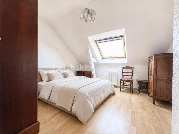 NOUVEAUTE BSK IMMOBILIER- HYPER CENTRE PLUNERET, à pied des commerces, des écoles et du charmant Port de Saint Goustan.

Venez découvrir ce superbe appartement T3 lumineux et soigneusement entretenu de 78m² carrez (90 m² au sol environ), situé au deuxième et dernier étage d’une résidence sécurisée avec ascenseur. 

Très lumineux et fonctionnel, vous apprécierez son agencement et sa possibilité d’évolution, modulable pour implanter facilement une troisième chambre et avoir un appartement T4.

L’entrée dessert un spacieux séjour avec sa cuisine ouverte aménagée, prolongé par un balcon exposé Sud Est et un espace nuit confortable avec une chambre avec une salle d’eau attenante, une seconde chambre avec placard, une deuxième salle d’eau et un wc séparé.

1 place de parking extérieure privative.

Vous serez conquis par cet appartement très soigné dans lequel vous n’aurez qu’à poser vos valises.


Cet appartement est idéal pour une résidence principale, secondaire ou pour un investissement locatif. A VISITER SANS TARDER !
Pour visiter et vous accompagner dans votre projet contactez-moi !

Je réalise pour vous, gratuitement et sous 48h votre avis de valeur dans le cadre d’une succession ou de votre projet de vente ! Au plaisir de vous aider et vous accompagner personnellement dans votre projet immobilier !