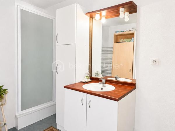 NOUVEAUTE BSK IMMOBILIER- HYPER CENTRE PLUNERET, à pied des commerces, des écoles et du charmant Port de Saint Goustan.

Venez découvrir ce superbe appartement T3 lumineux et soigneusement entretenu de 78m² carrez (90 m² au sol environ), situé au deuxième et dernier étage d’une résidence sécurisée avec ascenseur. 

Très lumineux et fonctionnel, vous apprécierez son agencement et sa possibilité d’évolution, modulable pour implanter facilement une troisième chambre et avoir un appartement T4.

L’entrée dessert un spacieux séjour avec sa cuisine ouverte aménagée, prolongé par un balcon exposé Sud Est et un espace nuit confortable avec une chambre avec une salle d’eau attenante, une seconde chambre avec placard, une deuxième salle d’eau et un wc séparé.

1 place de parking extérieure privative.

Vous serez conquis par cet appartement très soigné dans lequel vous n’aurez qu’à poser vos valises.


Cet appartement est idéal pour une résidence principale, secondaire ou pour un investissement locatif. A VISITER SANS TARDER !
Pour visiter et vous accompagner dans votre projet contactez-moi !

Je réalise pour vous, gratuitement et sous 48h votre avis de valeur dans le cadre d’une succession ou de votre projet de vente ! Au plaisir de vous aider et vous accompagner personnellement dans votre projet immobilier !