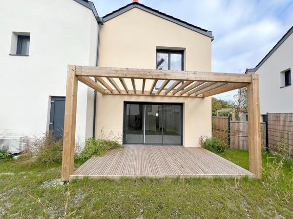 Maison avec climatisation, panneaux solaires garage, jardin, DPE A - Frais de notaire réduits