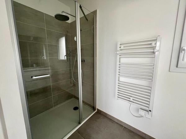 Maison avec climatisation, panneaux solaires garage, jardin, DPE A - Frais de notaire réduits