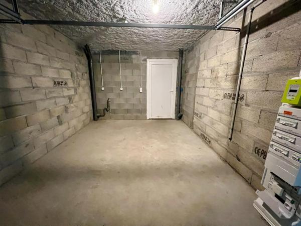 Maison avec climatisation, panneaux solaires garage, jardin, DPE A - Frais de notaire réduits