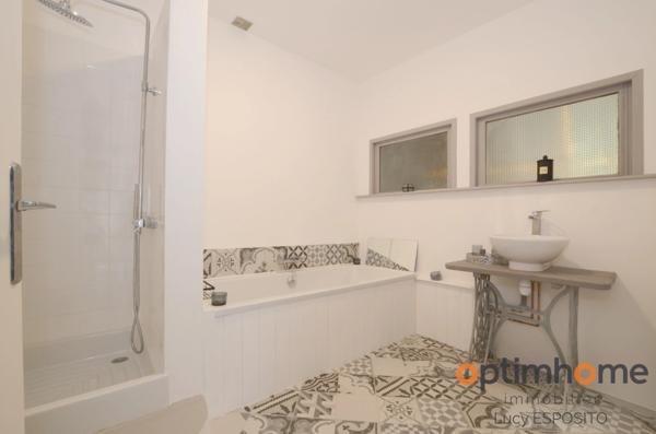 Propriété de 4 chambres au bord de la rivière à vendre