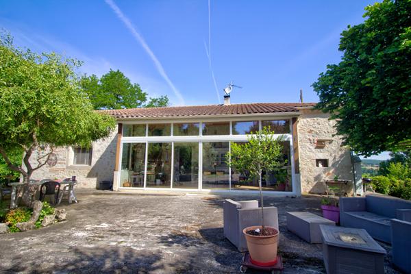SAINT-PIERRE DE CLAIRAC - Propriété en pierres de 240m² habitables, 4 chambres, 1 grange de 265m² et 1 dépendance sur un parc arboré de 2.5 hectares