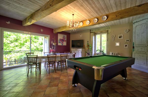 SAINT-PIERRE DE CLAIRAC - Propriété en pierres de 240m² habitables, 4 chambres, 1 grange de 265m² et 1 dépendance sur un parc arboré de 2.5 hectares