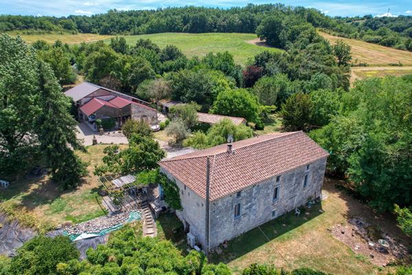 SAINT-PIERRE DE CLAIRAC - Propriété en pierres de 240m² habitables, 4 chambres, 1 grange de 265m² et 1 dépendance sur un parc arboré de 2.5 hectares
