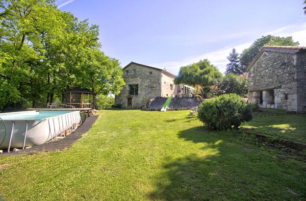 SAINT-PIERRE DE CLAIRAC - Propriété en pierres de 240m² habitables, 4 chambres, 1 grange de 265m² et 1 dépendance sur un parc arboré de 2.5 hectares