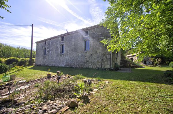 SAINT-PIERRE DE CLAIRAC - Propriété en pierres de 240m² habitables, 4 chambres, 1 grange de 265m² et 1 dépendance sur un parc arboré de 2.5 hectares