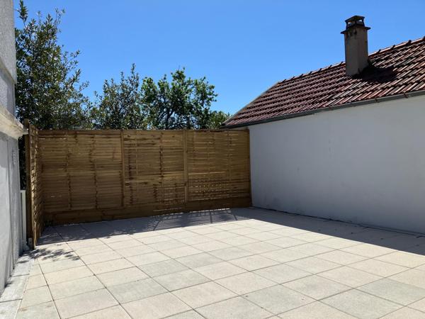 Rue calme, soleil, jardin, terrasse et dépendance