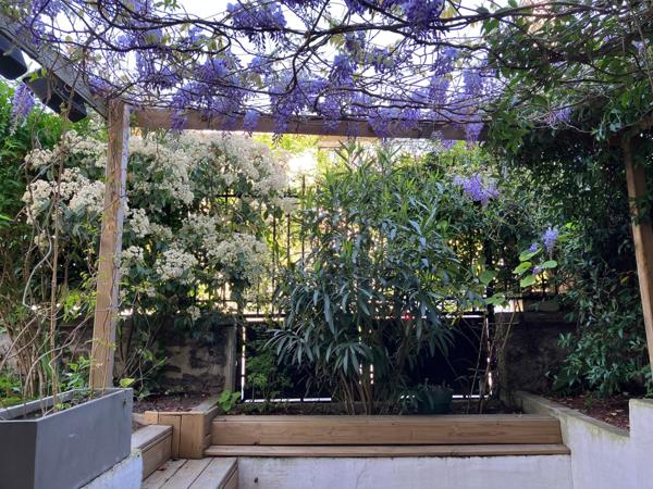 Rue calme, soleil, jardin, terrasse et dépendance