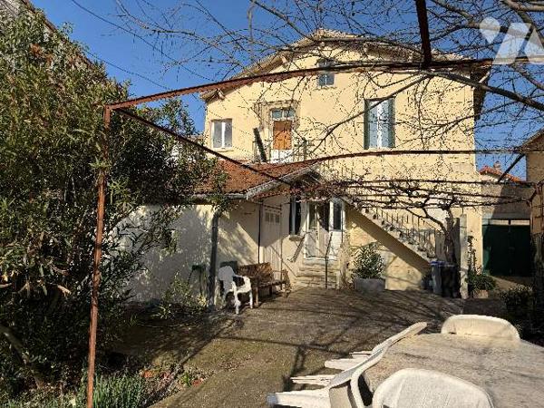 Dans un quartier calme de Valence jolie petite maison très ensoleillée.