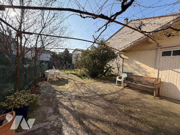 Dans un quartier calme de Valence jolie petite maison très ensoleillée.