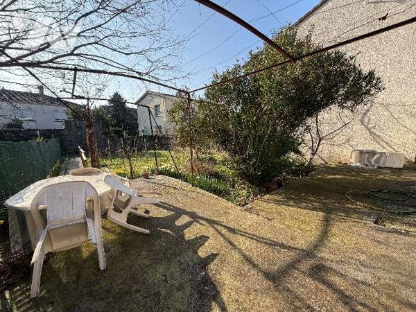Dans un quartier calme de Valence jolie petite maison très ensoleillée.