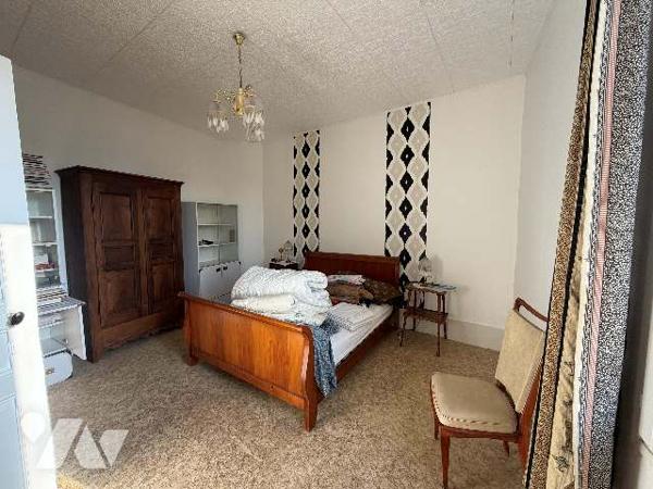 Dans un quartier calme de Valence jolie petite maison très ensoleillée.